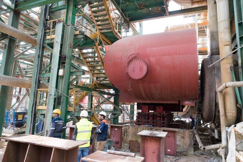 Handling of a vessel on a petrochemical site